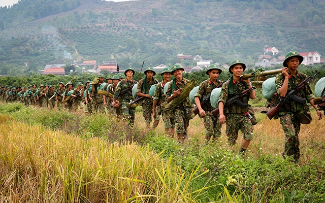 Bộ đội Sư đoàn 3 (Quân khu 1) hành quân cơ động qua các địa hình diễn tập.