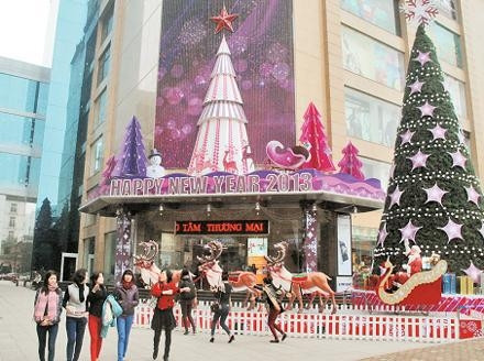 Trung tâm thương mại Vincom được trang hoàng rực rỡ, chào đón năm mới 2013.  