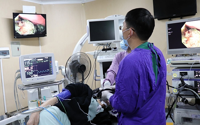 Một ca nội soi cấp cứu tại Bệnh viện E (Hà Nội).