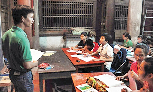 Lớp ôn thi tình nguyện miễn phí do anh Nguyễn Tiến Phương đảm nhiệm tại xã Đông Hội (Đông Anh).                Ảnh: VĂN CHUNG