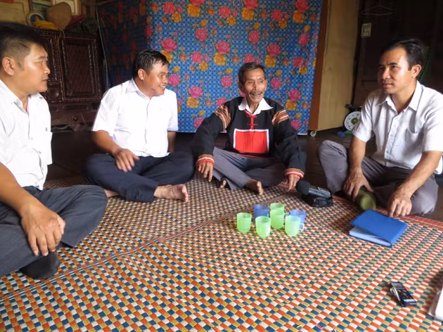 Già làng Y Jăm Hlong ở buôn Khanh, xã Cư Pui, huyện Krông Bông kể về những đổi thay của quê hương mình.