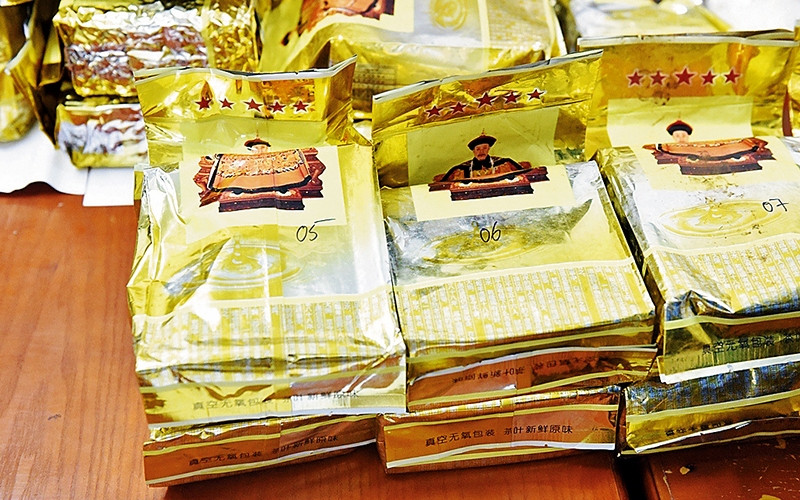 Ma túy tổng hợp dạng đá dấu trong các túi nilon bị thu giữ.