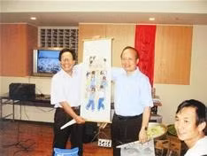 Họa sĩ Lê Duy Ứng (bên trái) tặng bức "Bác Hồ với thiếu nhi" vẽ sau ca mổ cho Đại sứ quán Việt Nam tại Nhật Bản