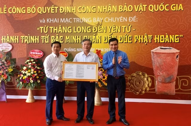 Công bố và trao quyết định công nhận hai bảo vật quốc gia của tỉnh Quảng Ninh.