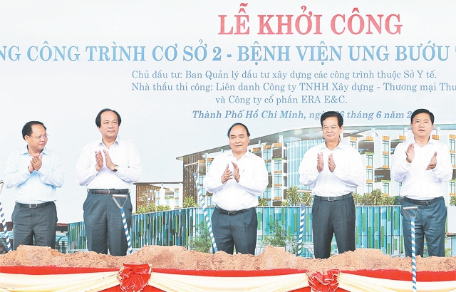 Thủ tướng Nguyễn Xuân Phúc và các đại biểu thực hiện nghi thức khởi công xây dựng cơ sở 2 - Bệnh viện Ung bướu TP Hồ Chí Minh. Ảnh: THỐNG NHẤT (TTXVN)