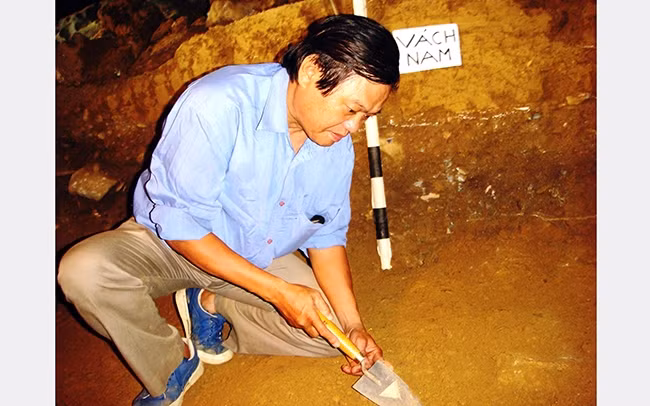 Các nhà khảo cổ thám sát hang động Loong Cha, huyện Chiêm Hóa.