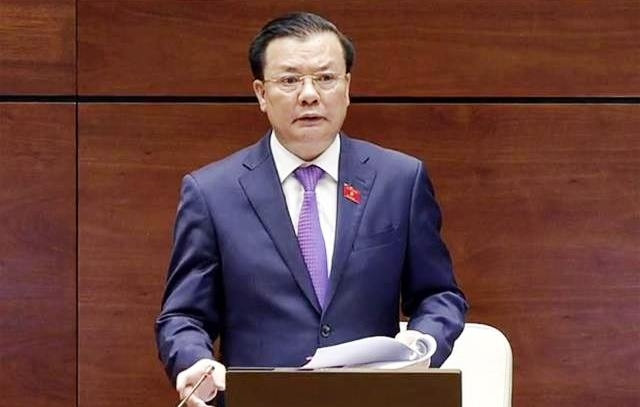 Bộ trưởng Tài chính Đinh Tiến Dũng trả lời chất vấn.