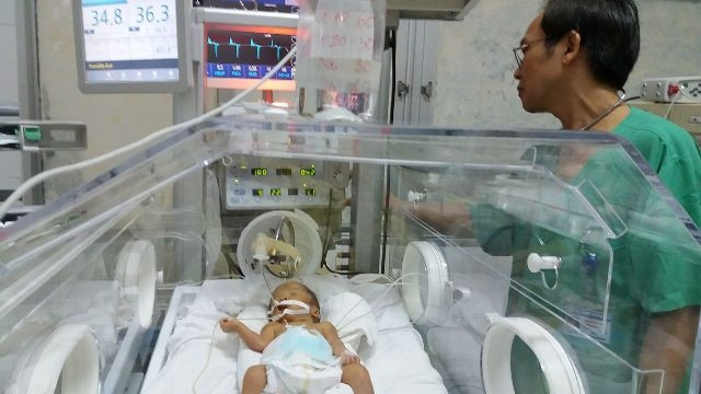 Bé Trần Gấu được chăm sóc tại Bệnh viện Phụ sản T.Ư.