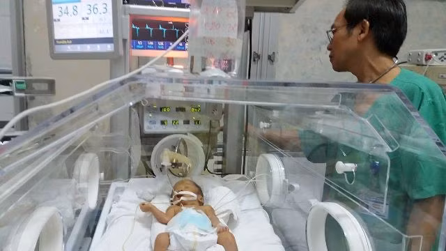 Bé Trần Gấu được chăm sóc tại Bệnh viện Phụ sản T.Ư.