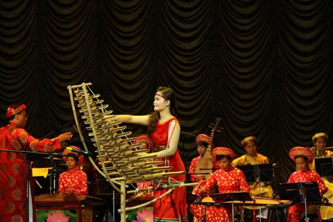 Cây đàn Tơ rưng đã cùng Thu Hà tạo nên nhiều ấn tượng sâu sắc với bạn bè quốc tế.