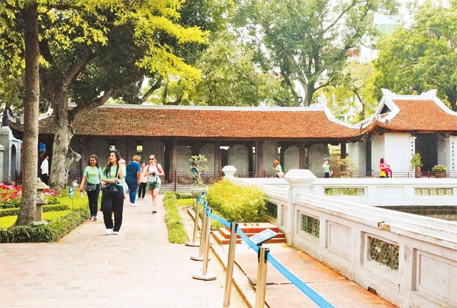 Khu vực giếng Thiên Quang tại Văn Miếu phải tạm thời không cho khách vào tham quan do có nguy cơ sập đổ lan can.