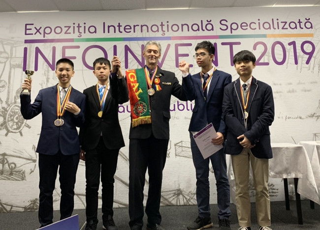 Hình ảnh hai nhóm học sinh Việt Nam tại INFOINVENT 2019 (Ảnh: Đại học Quốc gia Hà Nội).