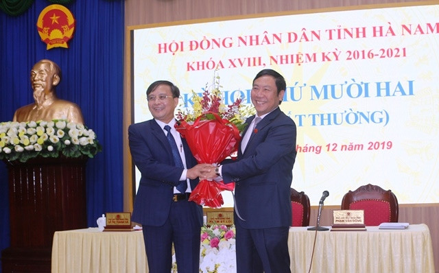 Phó Bí thư Tỉnh ủy, Chủ tịch HĐND tỉnh chúc mừng đồng chí Nguyễn Đức Vượng được bầu làm Phó Chủ tịch UBND tỉnh Hà Nam.