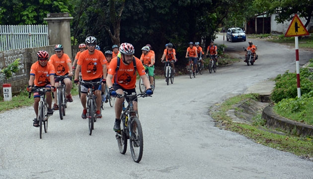 Đoàn “Đạp xe và chạy bộ vì gấu” với sự tham gia của 180 thành viên.