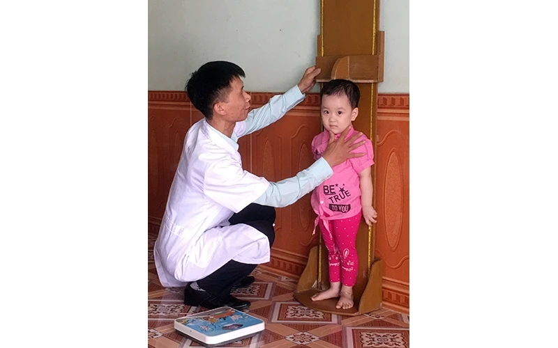 Cộng tác viên dinh dưỡng xã Y Sơn (Hạ Hòa, Phú Thọ) cân, đo kiểm tra sự phát triển của trẻ trên địa bàn.