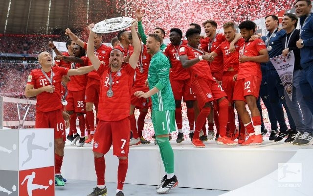 Tiền vệ Ribery nâng cao Đĩa bạc Bundesliga cùng đồng đội trong trận đấu cuối cùng cho đội bóng xứ Bavaria. (Ảnh: Bundesliga)
