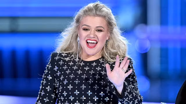 Kelly Clarkson khiến fan lo lắng