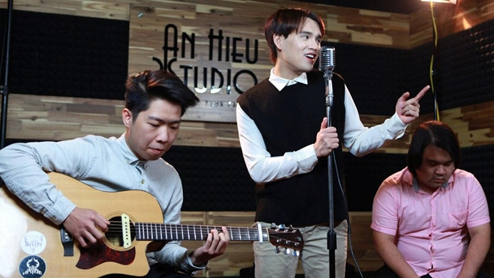 Ca sĩ Nguyễn Trần Trung Quân thu âm bài hát cho Sing Channel. Ảnh: HUỆ LINH