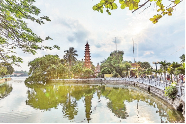 Chùa Trấn Quốc, địa điểm thu hút du khách trong dịp đầu Xuân mới. Ảnh: LẠI TẤN