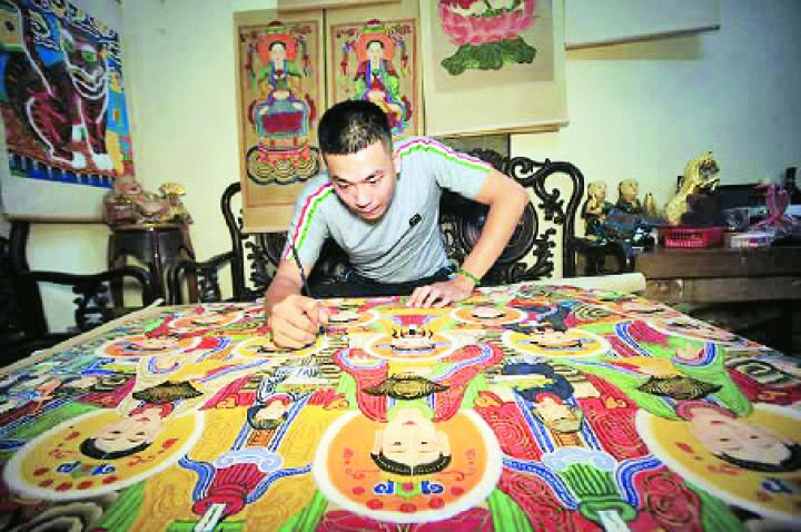 Nghệ nhân Lê Hoàn vẽ bức tranh Tứ phủ công đồng. 