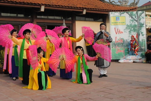 Biểu diễn văn nghệ quần chúng tại xã Minh Tân, Kiến Xương (Thái Bình).