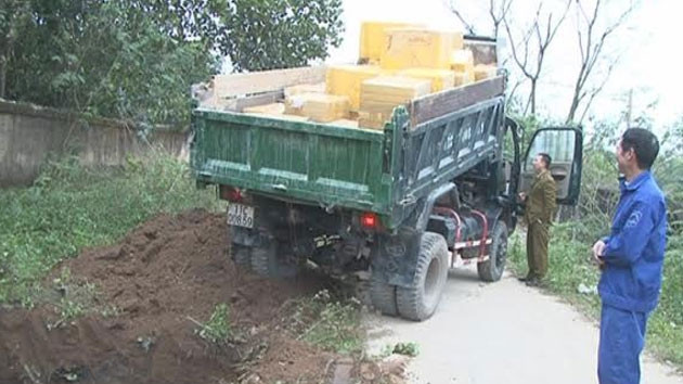 Lực lượng Quản lý thị trường tổ chức tiêu hủy toàn bộ số thực phẩm không rõ nguồn gốc.