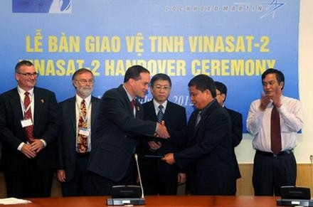 Lễ bàn giao vệ tinh Vinasat-2.