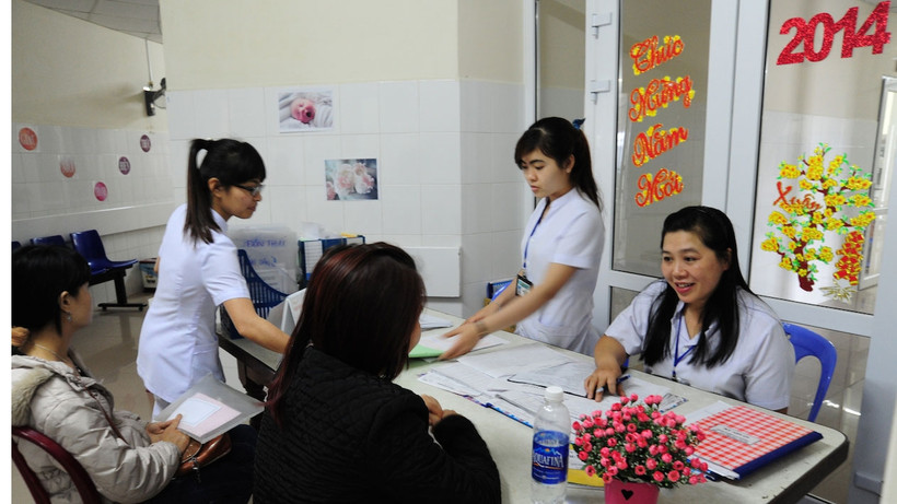 Các bệnh nhân đến khám, tư vấn điều trị vô sinh tại Phòng hiếm muộn sáng 27-2.