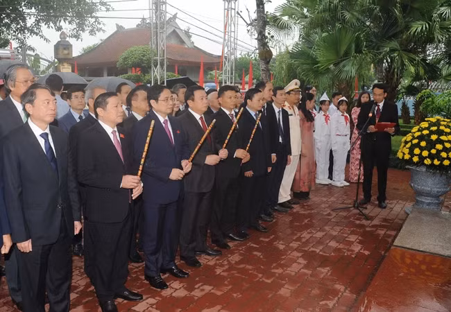 Các đại biểu dâng hương tại Khu lưu niệm đồng chí Hoàng Đình Giong, ở phường Đề Thám, TP Cao Bằng.