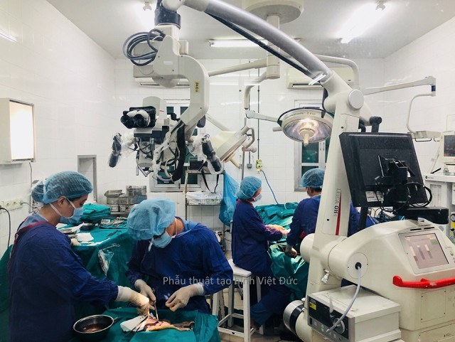 Các bác sĩ tiến hành phẫu thuật nối lại da đầu cho bệnh nhân. 