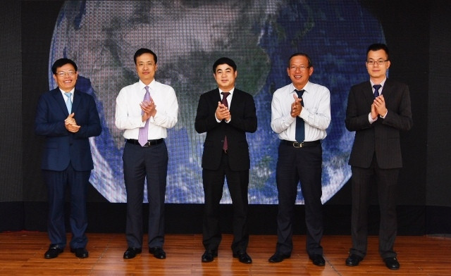 Các đại biểu thực hiện nghi lễ khai trương VCBR.