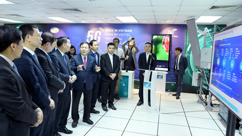 Đoàn công tác nghe giới thiệu về công nghệ mạng 5G của Viettel.