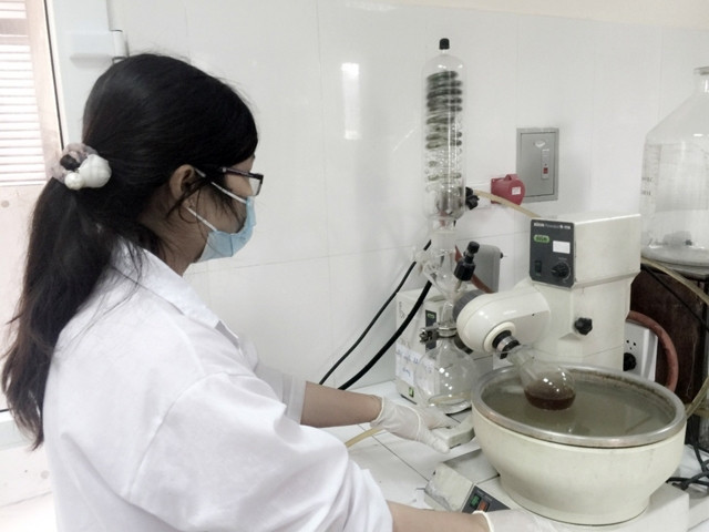 Nghiên cứu chiết tách hoạt chất từ dược liệu tại Viện Dược liệu.