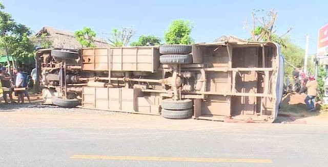 Hiện trường vụ tai nạn tại Long An. (Ảnh: THANH PHONG)