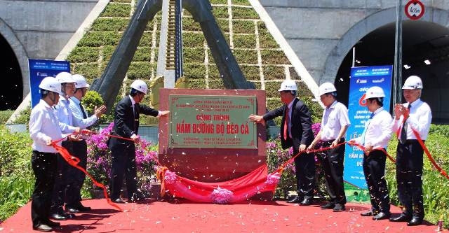Bộ Xây dựng gắn biển tôn vinh công trình Hầm đường bộ Đèo Cả