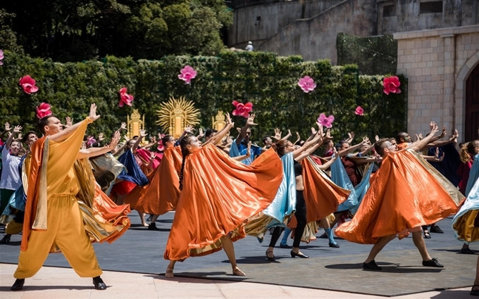 Vũ hội Ánh Dương.