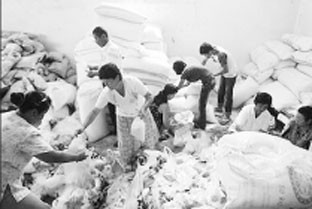 Tại một điểm phân phát lương thực cứu trợ
ở TP Gia-la A - bát của Cu-rơ-gu-xtan.