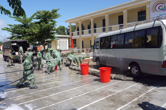 Bộ đội Tiểu đoàn Phòng hóa 78 (Bộ Tham mưu Quân khu 5), thực hành tiêu tẩy khu vực bị nhiễm độc trong diễn tập chống khủng bố hóa, sinh học năm 2016.