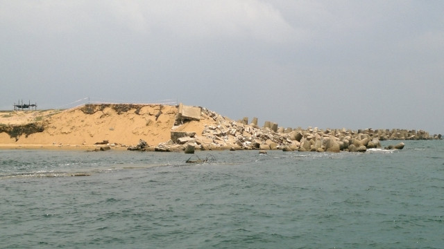 Kè cửa Đà Nông (tỉnh Phú Yên) ngày càng bị sạt lở, xâm thực.