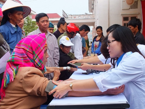 Đoàn bác sĩ của Hội Thầy thuốc trẻ Việt Nam khám bệnh, cấp thuốc miễn phí cho người dân huyện Mường Nhé (Điện Biên). Ảnh: QUỐC KHÁNH