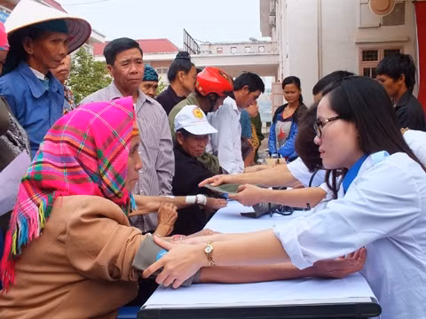 Đoàn bác sĩ của Hội Thầy thuốc trẻ Việt Nam khám bệnh, cấp thuốc miễn phí cho người dân huyện Mường Nhé (Điện Biên). Ảnh: QUỐC KHÁNH