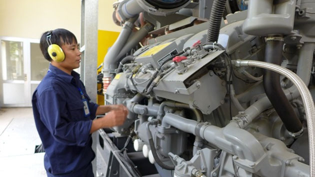 Kỹ sư đang vận hành máy tại nhà máy phát điện chạy dầu tại đảo Phú Quý.