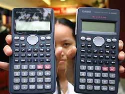 Máy fx570 (bên trái) và máy fx500,
hai máy có thể "chuyển đổi giới tính" với nhau.