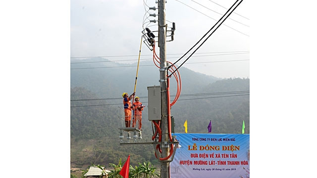 Công ty Điện lực Thanh Hóa thực hiện thao tác đóng điện Dự án đưa điện về xã biên giới Tén Tằn, huyện Mường Lát, ngày 26-1-2019.