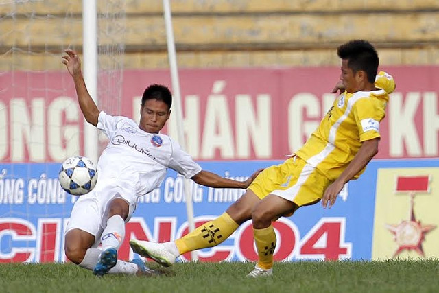 Pha tranh bóng giữa cầu thủ hai đội Vicem Hải Phòng và QNK Quảng Nam.