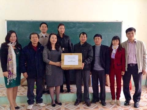 Đại diện Khoa Lịch sử Đảng (Học viện Báo chí và Tuyên truyền) trao quà tặng Trường mầm non và Trường THCS xã Vần Chải.