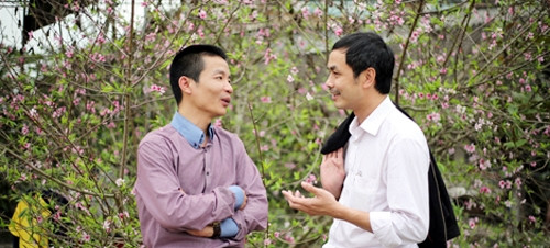 Nhạc sĩ Nguyễn Vĩnh Tiến (trái) và nhà thơ Hữu Việt. Ảnh: DƯƠNG MAI