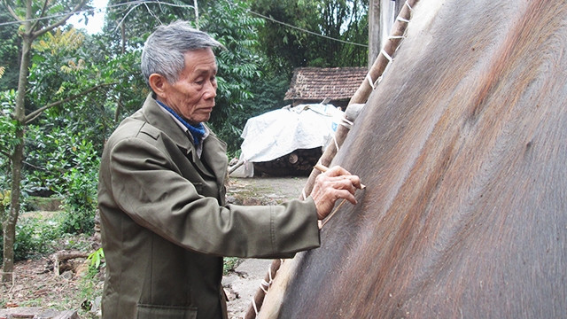 Ông Chiện chuẩn bị da làm trống.