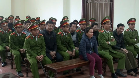 Xét xử 35 bị cáo trong đường dây mua bán 541 bánh heroin