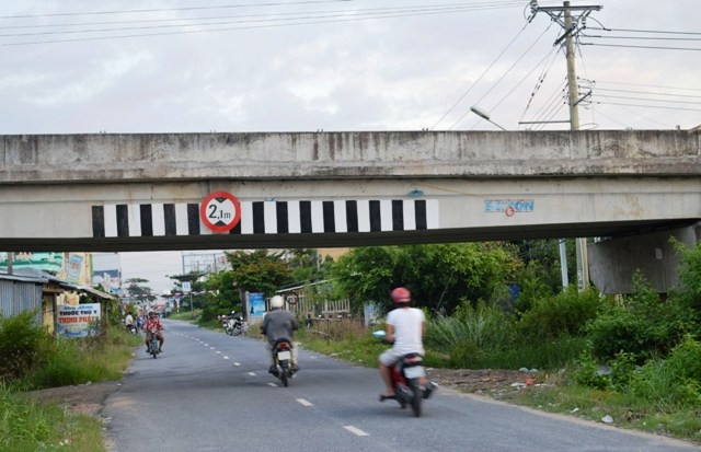 Cầu Vĩnh Hưng (tuyến đường Cầu Sập, huyện Vĩnh Lợi đến huyện Hồng Dân) chỉ cao 2,1 m, là “bẫy” gây nhiều vụ tai nạn thương tâm. 
